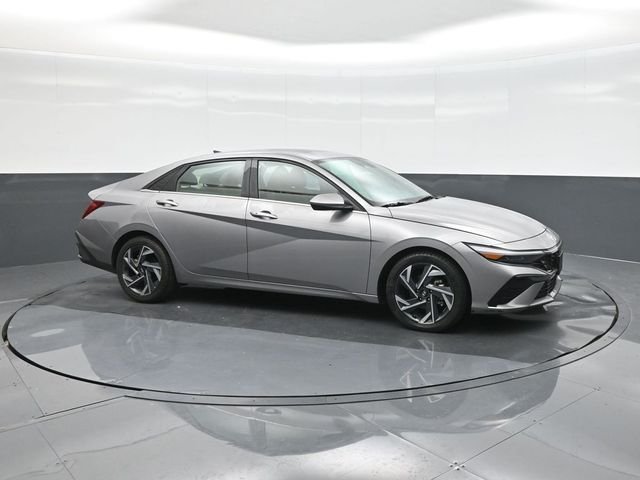Used 2025 Silver Hyundai SEL Convenience image 17