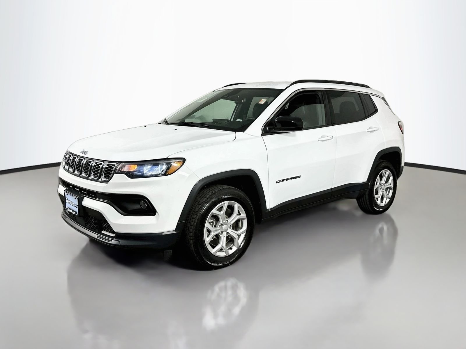 Used 2024 Bright White Clearcoat Jeep Latitude image 4