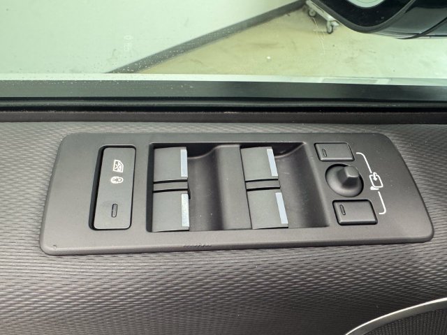 Used 2024 Fuji White Land Rover Dynamic SE image 35