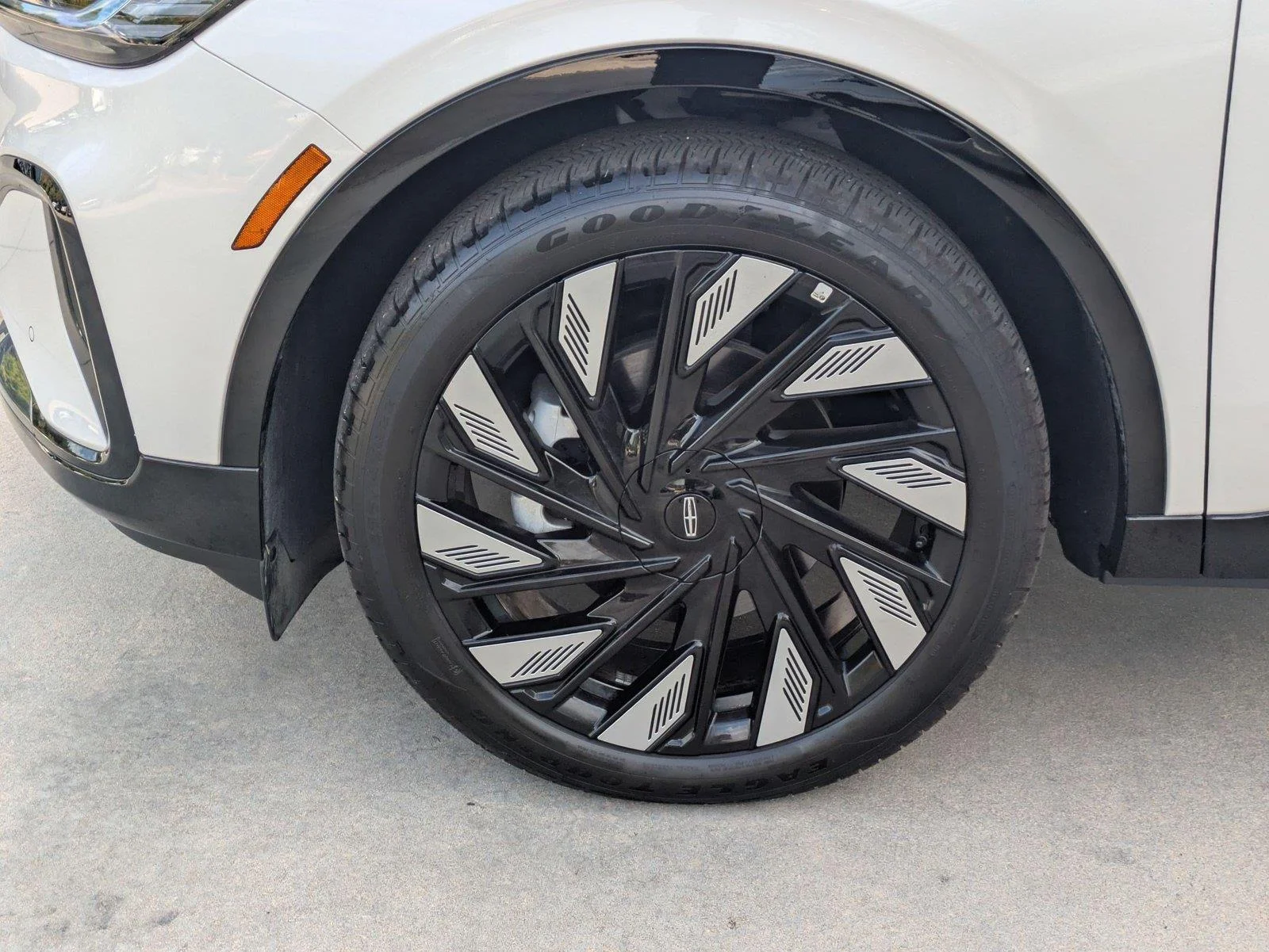 Used 2025 White Platinum Metallic Tri-Coat Lincoln Reserve image 10