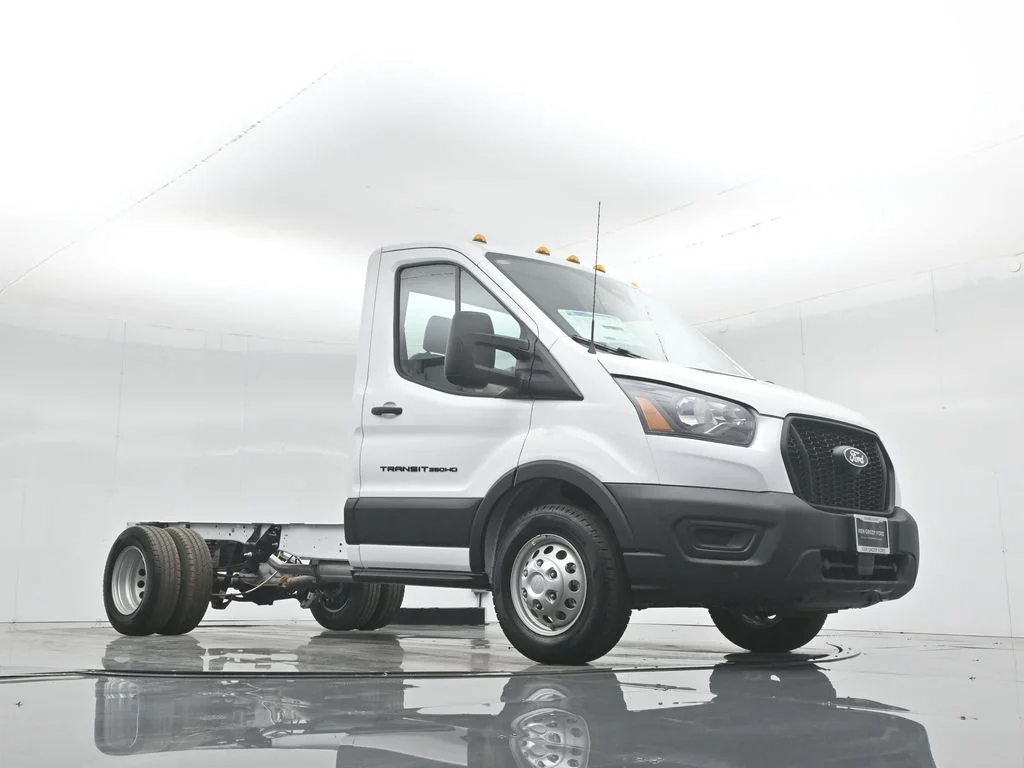 New 2026 Oxford White Ford Base image 38