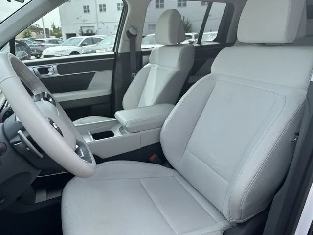 Used 2025 White Hyundai SE image 14