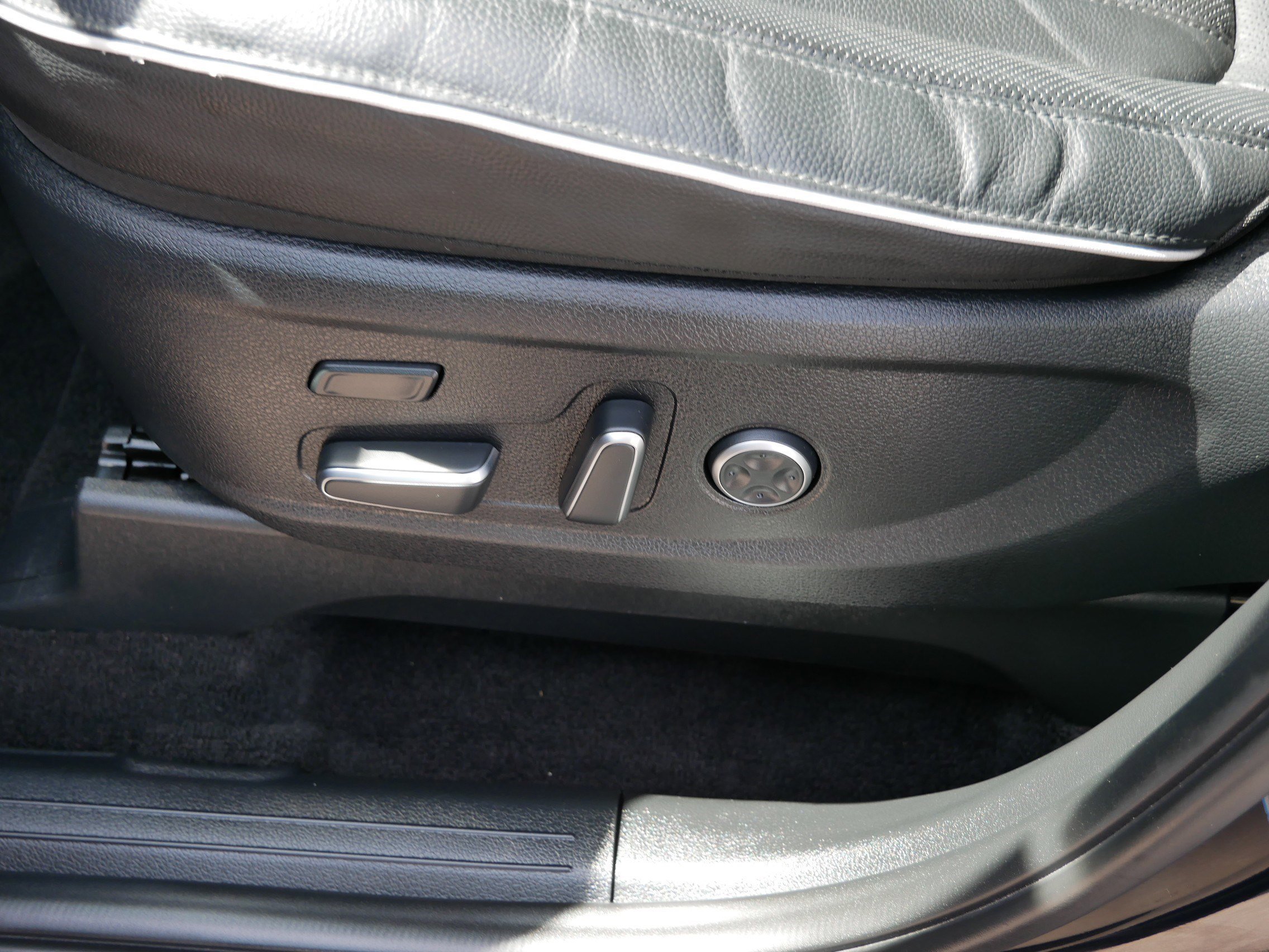 Certified Used 2023 Moonlight Cloud Hyundai Limited image 19