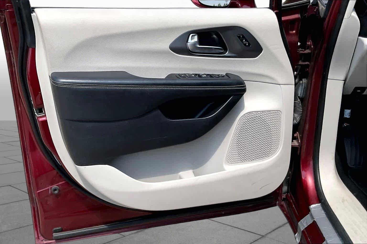 Used 2022 Velvet Red Pearlcoat Chrysler Touring L image 21