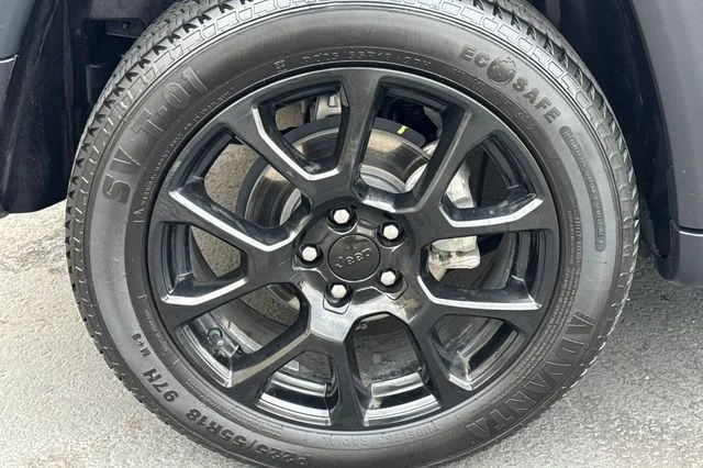 Used 2022 Billet Silver Metallic Jeep Latitude image 4