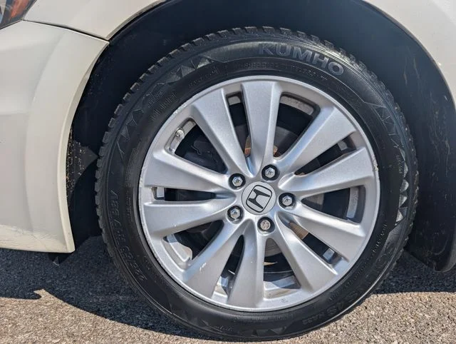 Used 2011 White Honda EX-L image 27