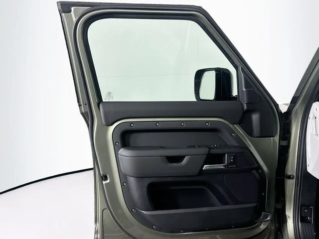 Used 2025 Green Land Rover S image 11