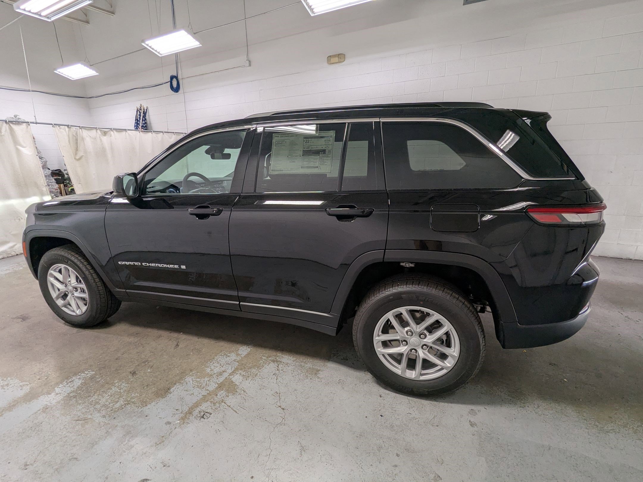 New 2025 Diamond Black Crystal Pearl-Coat Exterior Paint Jeep Laredo X image 8
