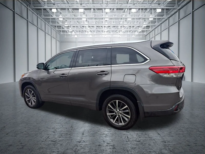 Used 2018 Silver Toyota XLE image 5