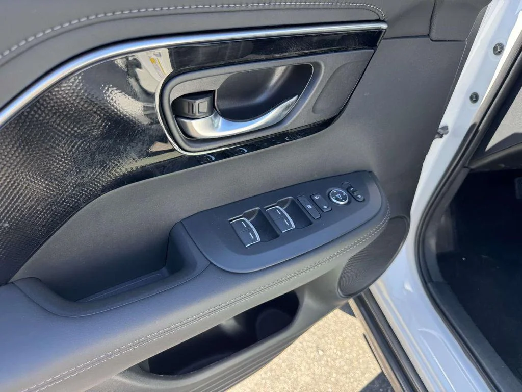 Used 2025 Platinum White Pearl Acura Base image 13