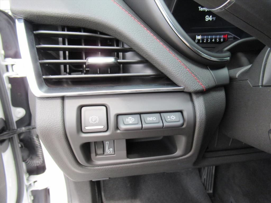 Used 2022 Crystal White Tricoat Cadillac Sport image 21