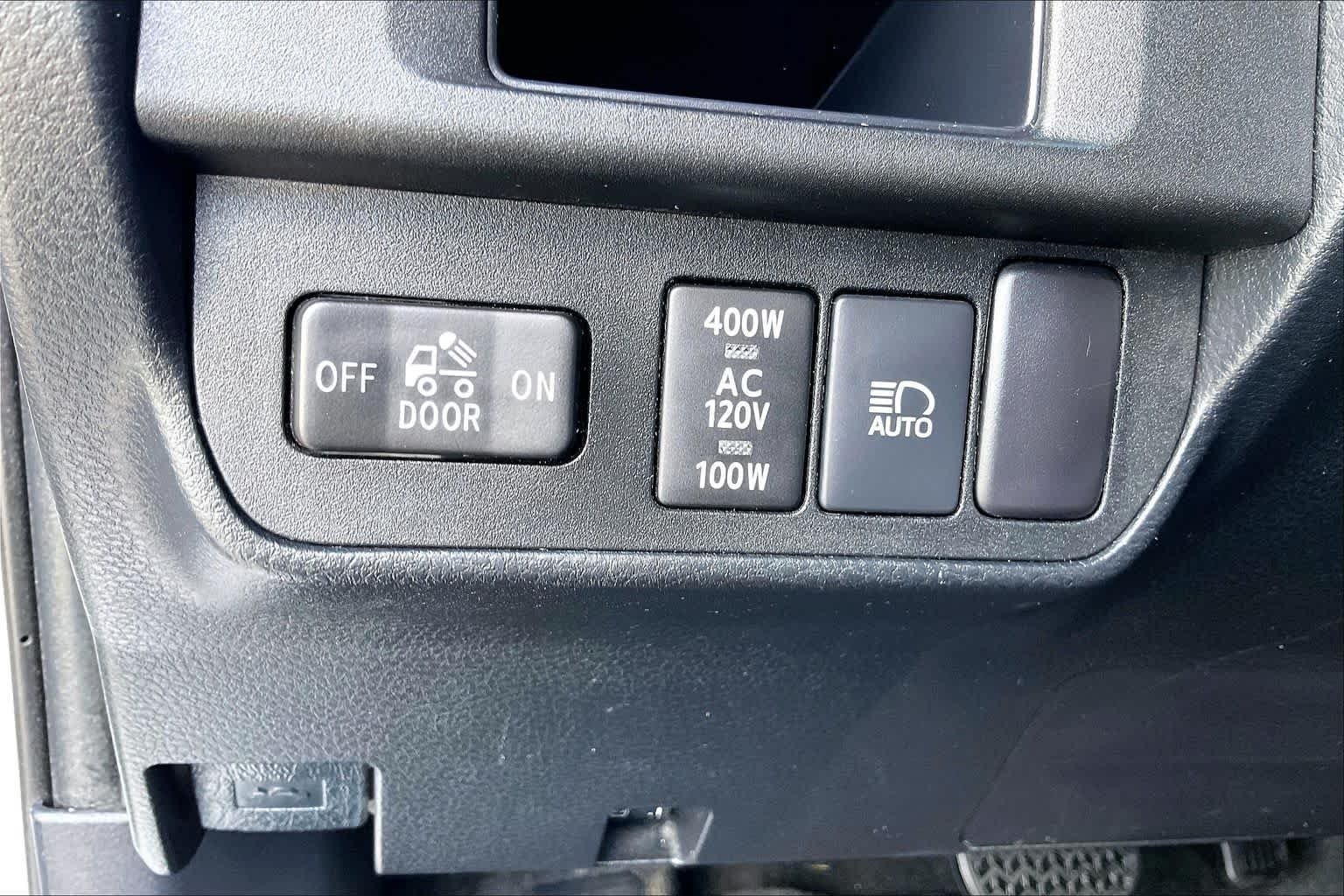 Used 2018  Toyota SR5 image 13