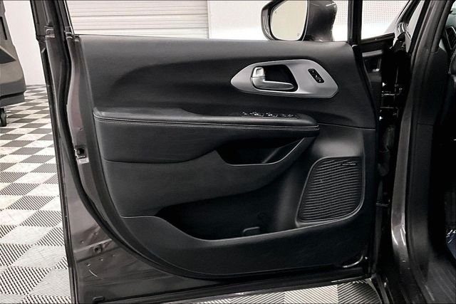 Used 2018 Granite Crystal Metallic Clearcoat Chrysler Limited image 21