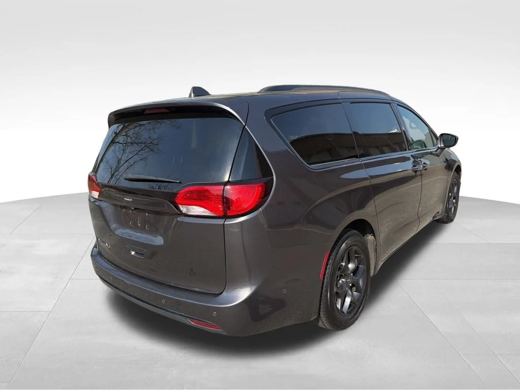 Used 2019 Gray Chrysler Touring L image 5