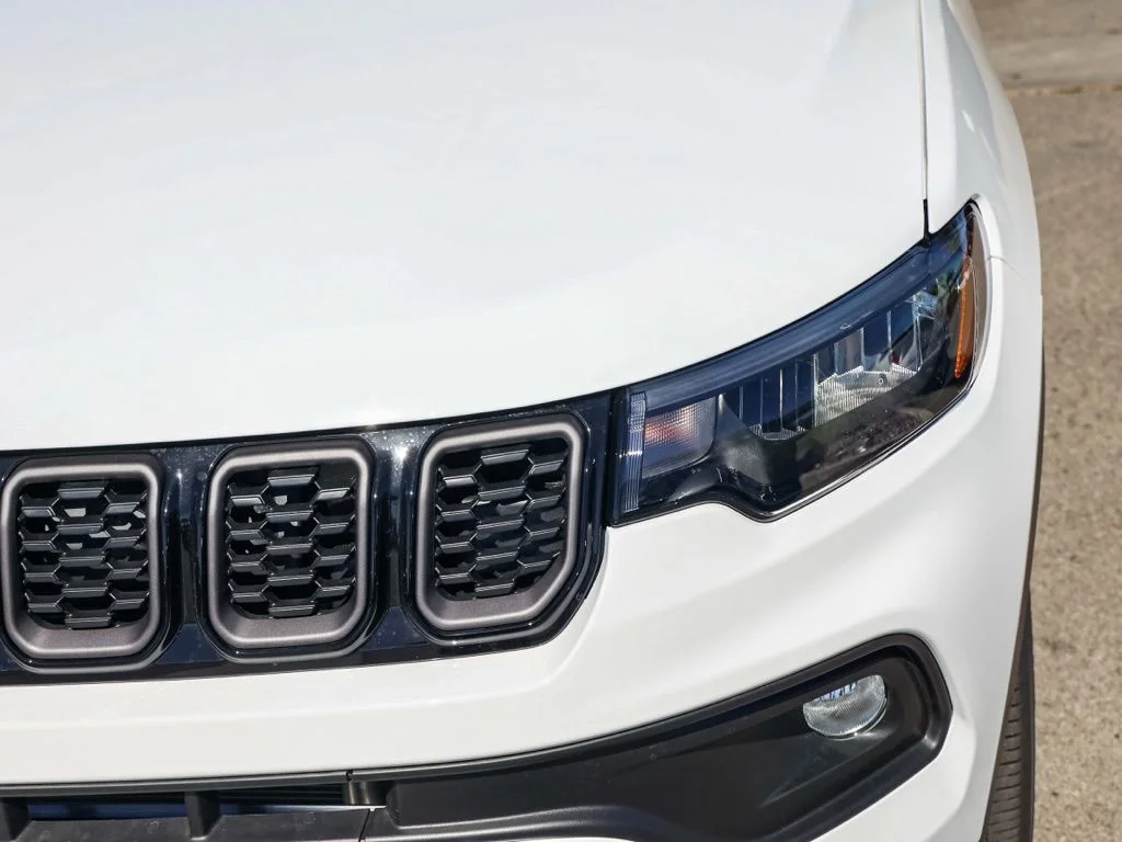 New 2026 Bright White Clear-Coat Exterior Paint Jeep Latitude image 9