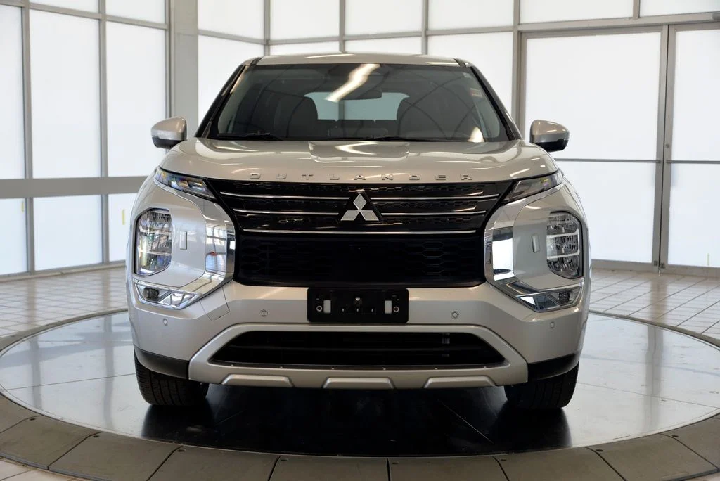Used 2022  Mitsubishi SE image 3