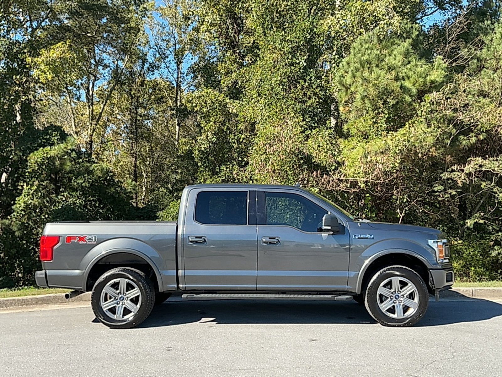 Used 2018 Magnetic Metallic Ford XLT image 2