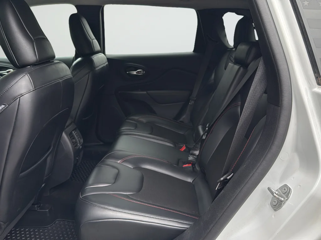 Used 2021 White Jeep Trailhawk image 23