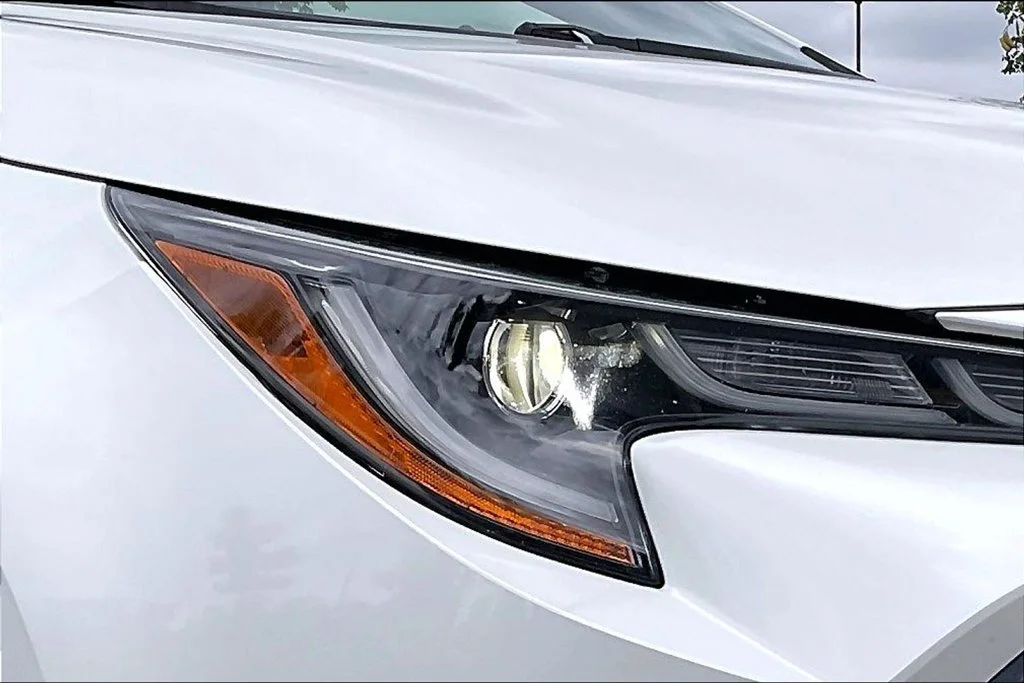Used 2019 White Toyota SE image 32