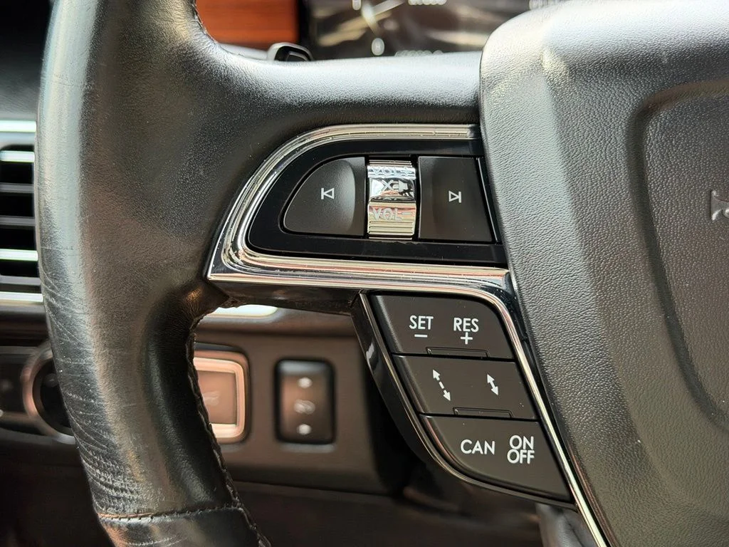 Used 2019 Black Lincoln Reserve image 18