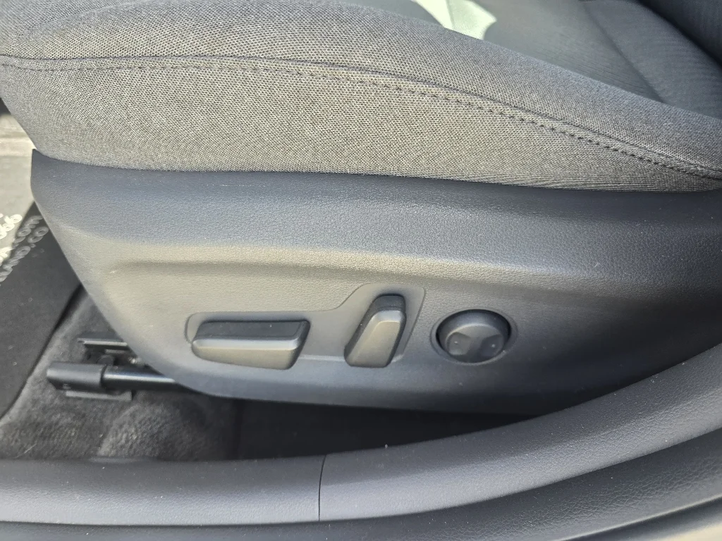 Used 2021 Ceramic White Hyundai SE image 17