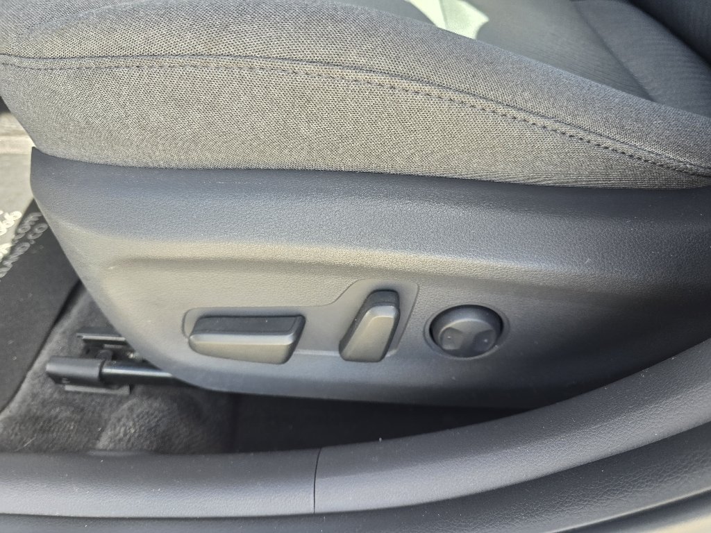 Used 2021 Ceramic White Hyundai SE image 17