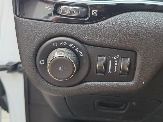 Certified Used 2021 White Jeep Latitude Plus image 20