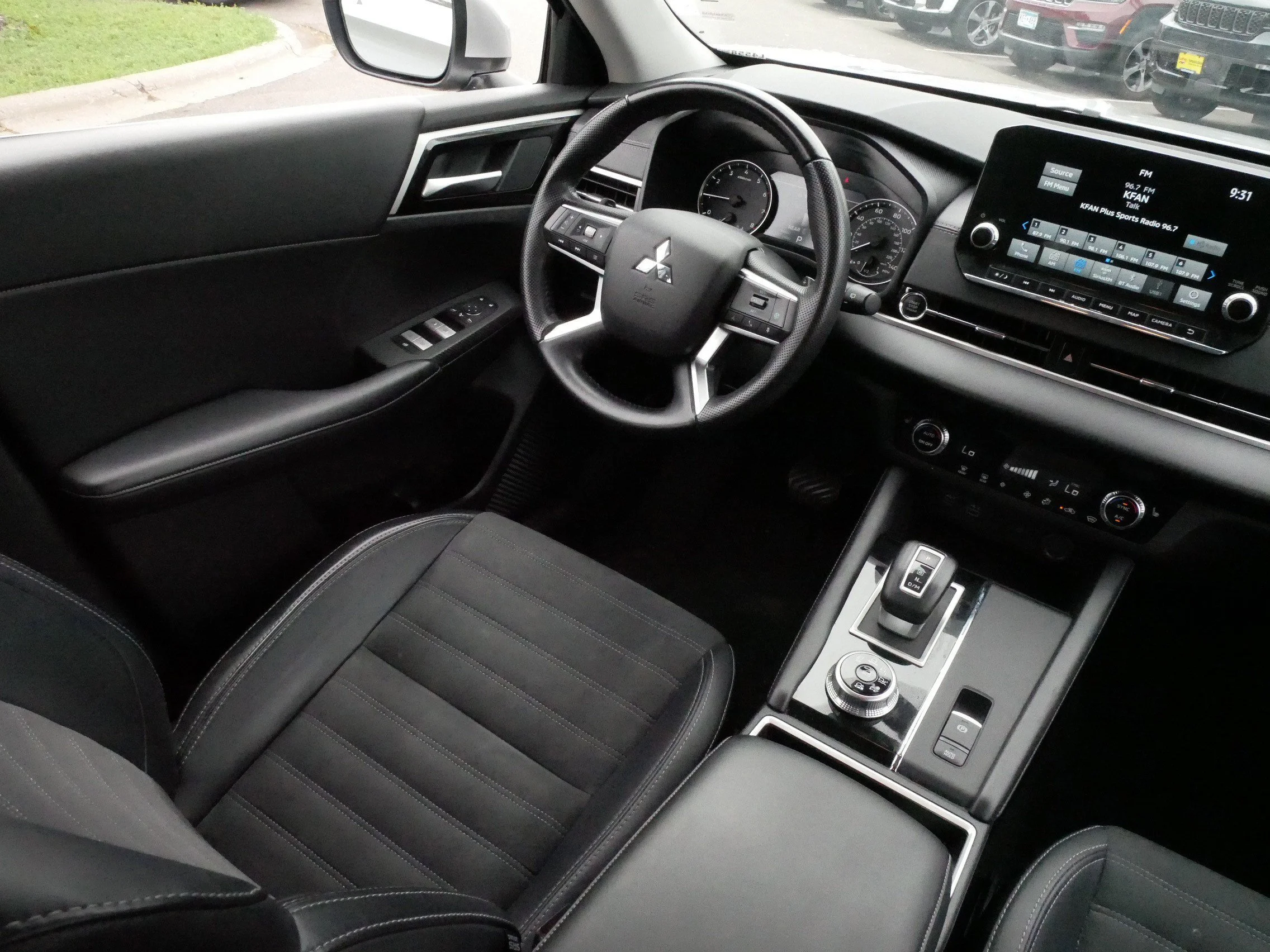 Used 2024 Alloy Silver Metallic Mitsubishi SE image 9
