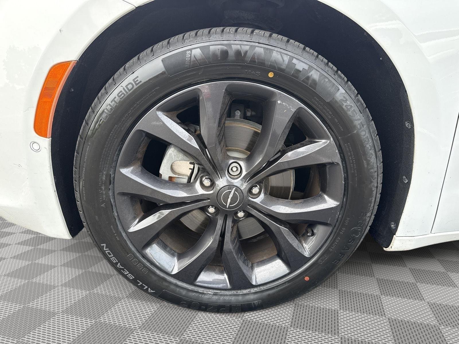Used 2018 Bright White Clearcoat Chrysler Limited image 8
