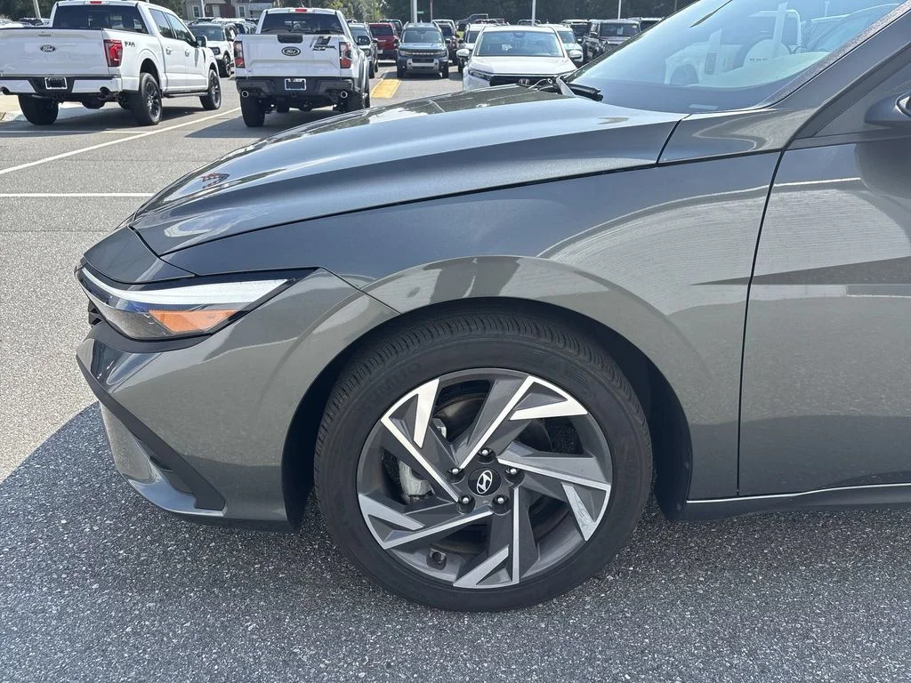 Used 2025 Gray Hyundai SEL Sport image 18
