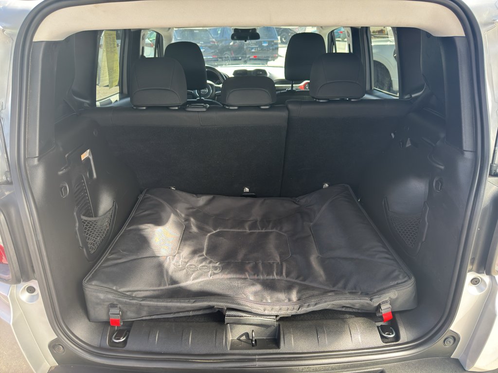Used 2018 Glacier Metallic Jeep Trailhawk image 13