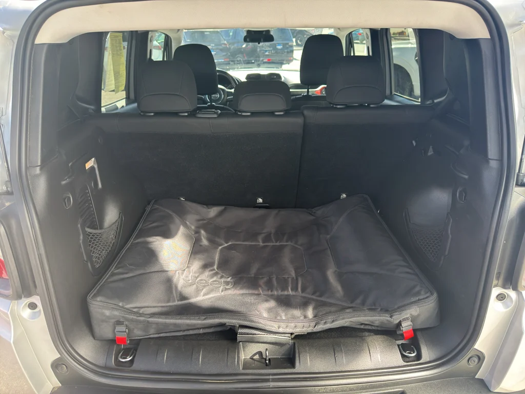 Used 2018 Glacier Metallic Jeep Trailhawk image 13