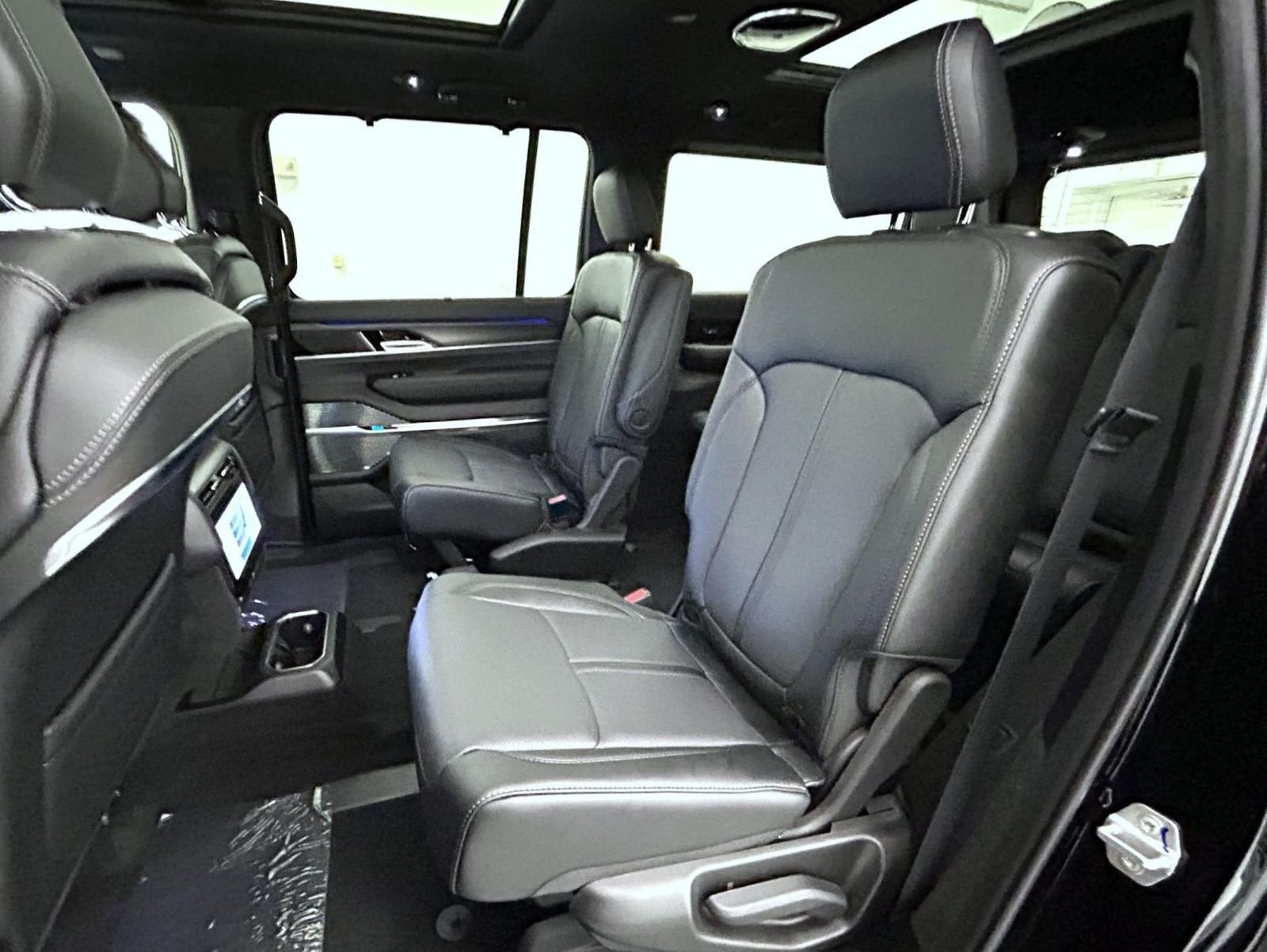 New 2026 High Gloss Black Exterior Paint Jeep Summit Obsidian image 22