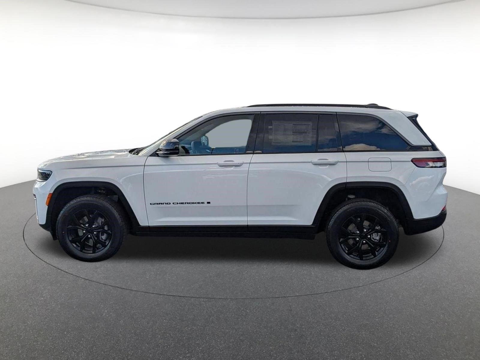 New 2026 Bright White Clear-Coat Exterior Paint Jeep Laredo Altitude image 7