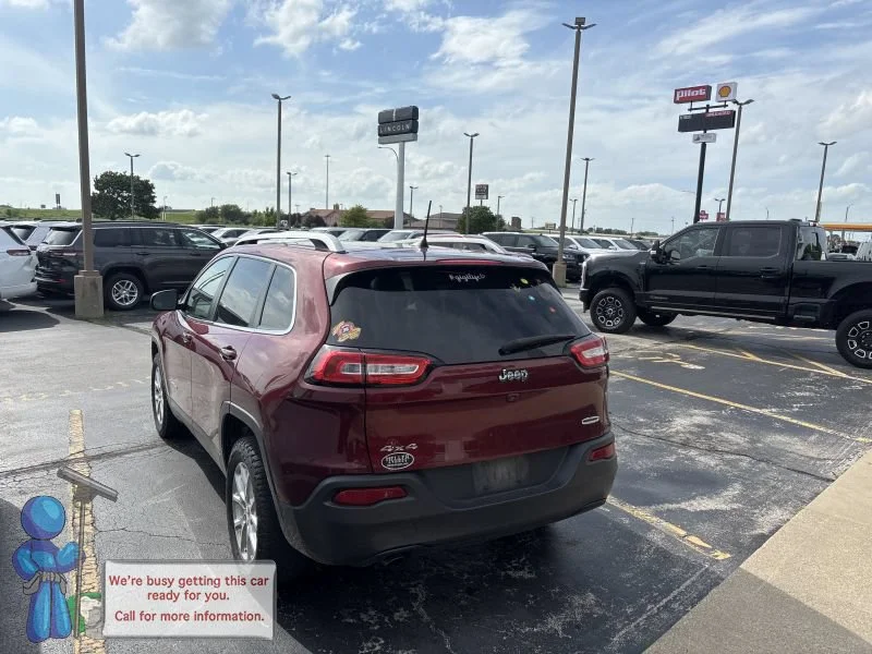 Used 2018 Velvet Red Pearlcoat Jeep Latitude Plus image 3