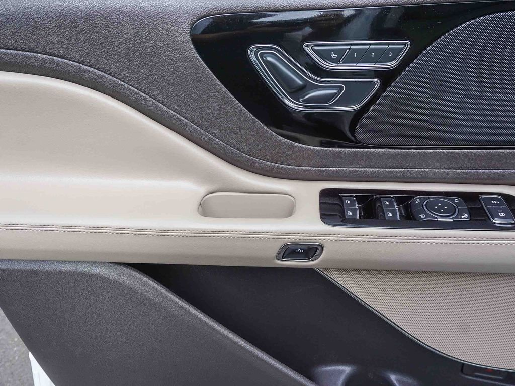 Used 2022 White Lincoln Standard image 18