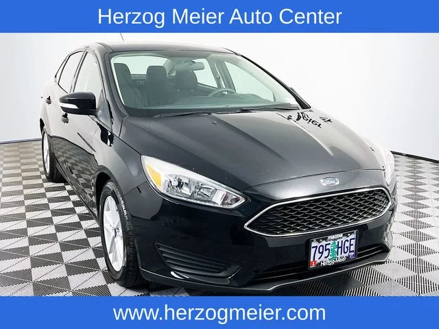 2017 Ford Focus Sedan SE's photo