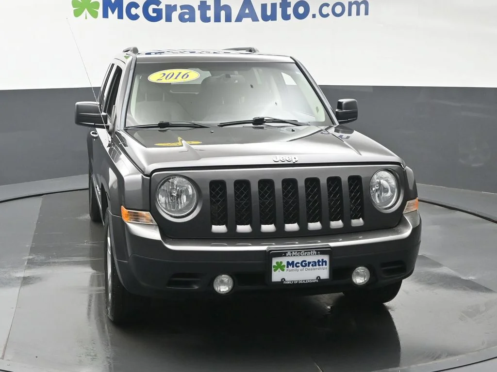 Used 2016 Gray Jeep Latitude image 5