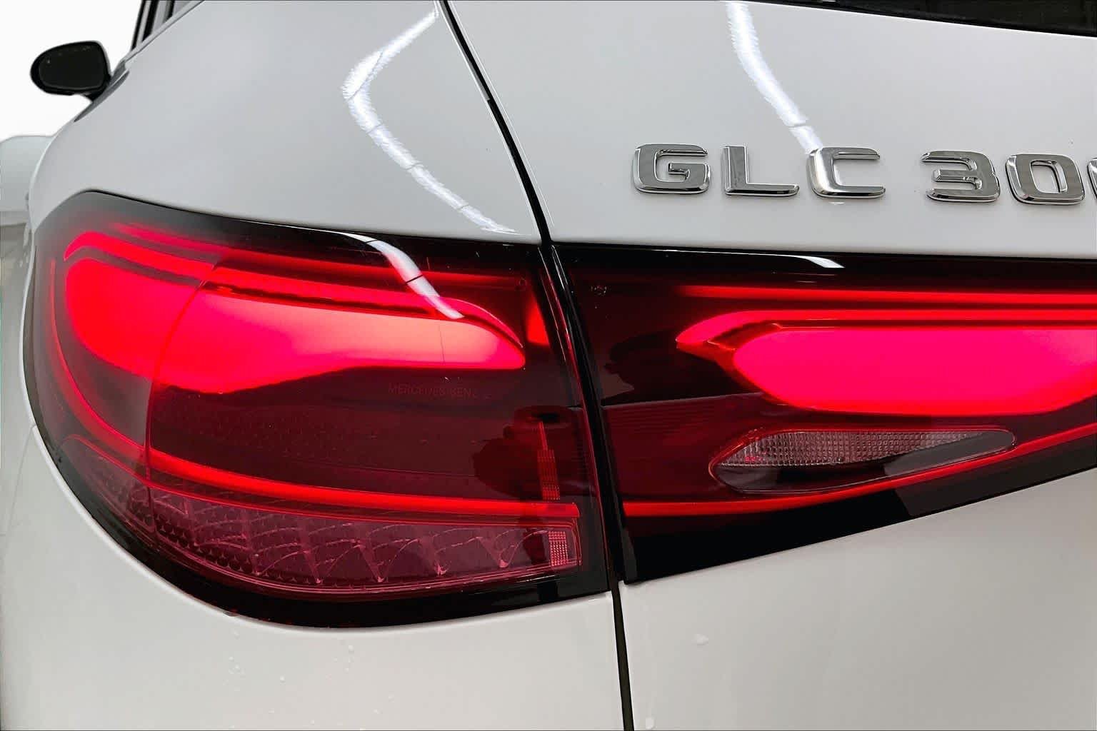 Used 2025 Polar White Mercedes-Benz GLC 300 image 28