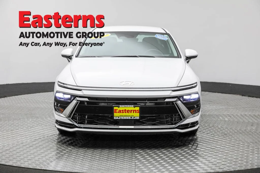 Used 2024 White Hyundai SEL image 2