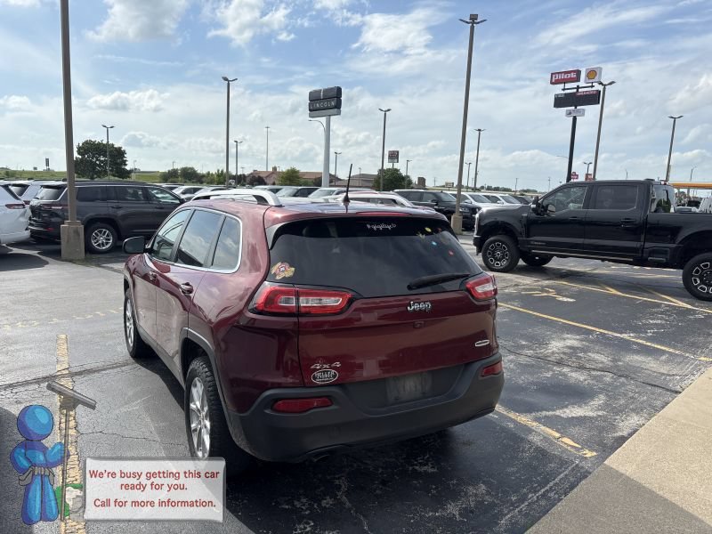Used 2018 Velvet Red Pearlcoat Jeep Latitude Plus image 3