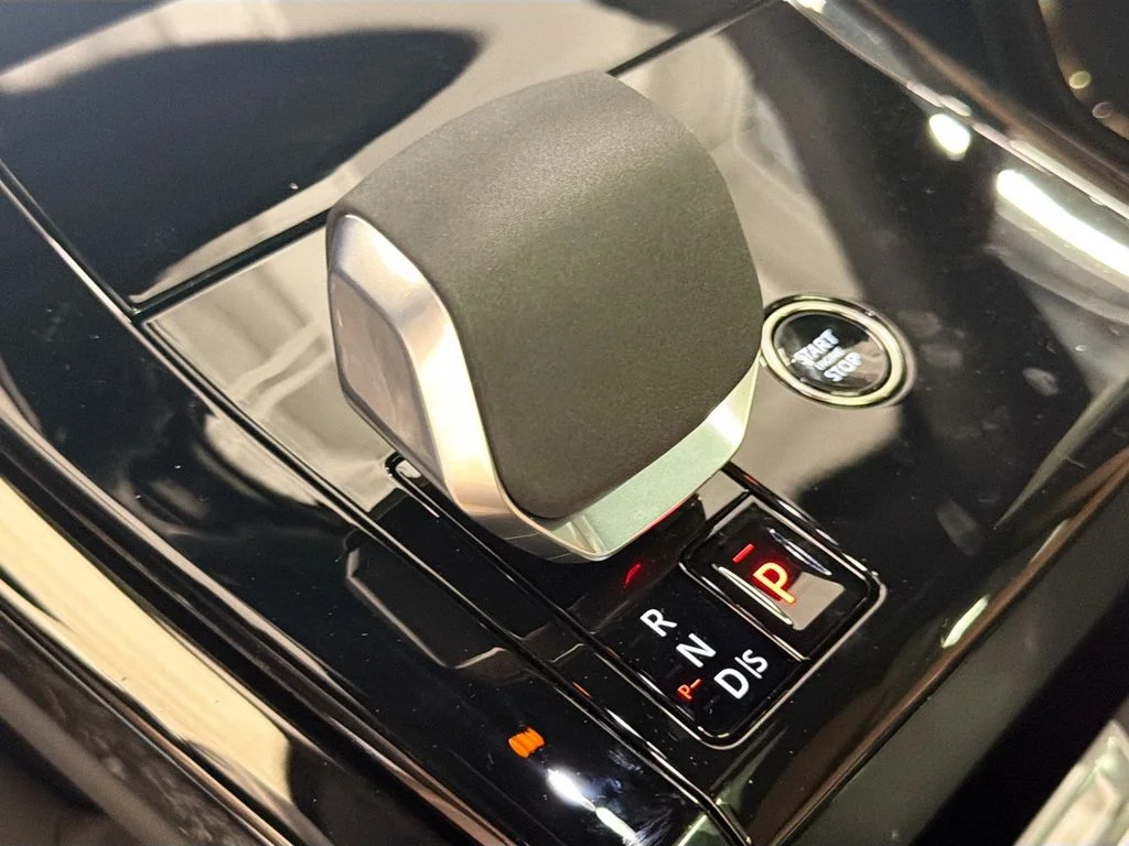 New 2026 Santorini Black Metallic Land Rover SE image 18