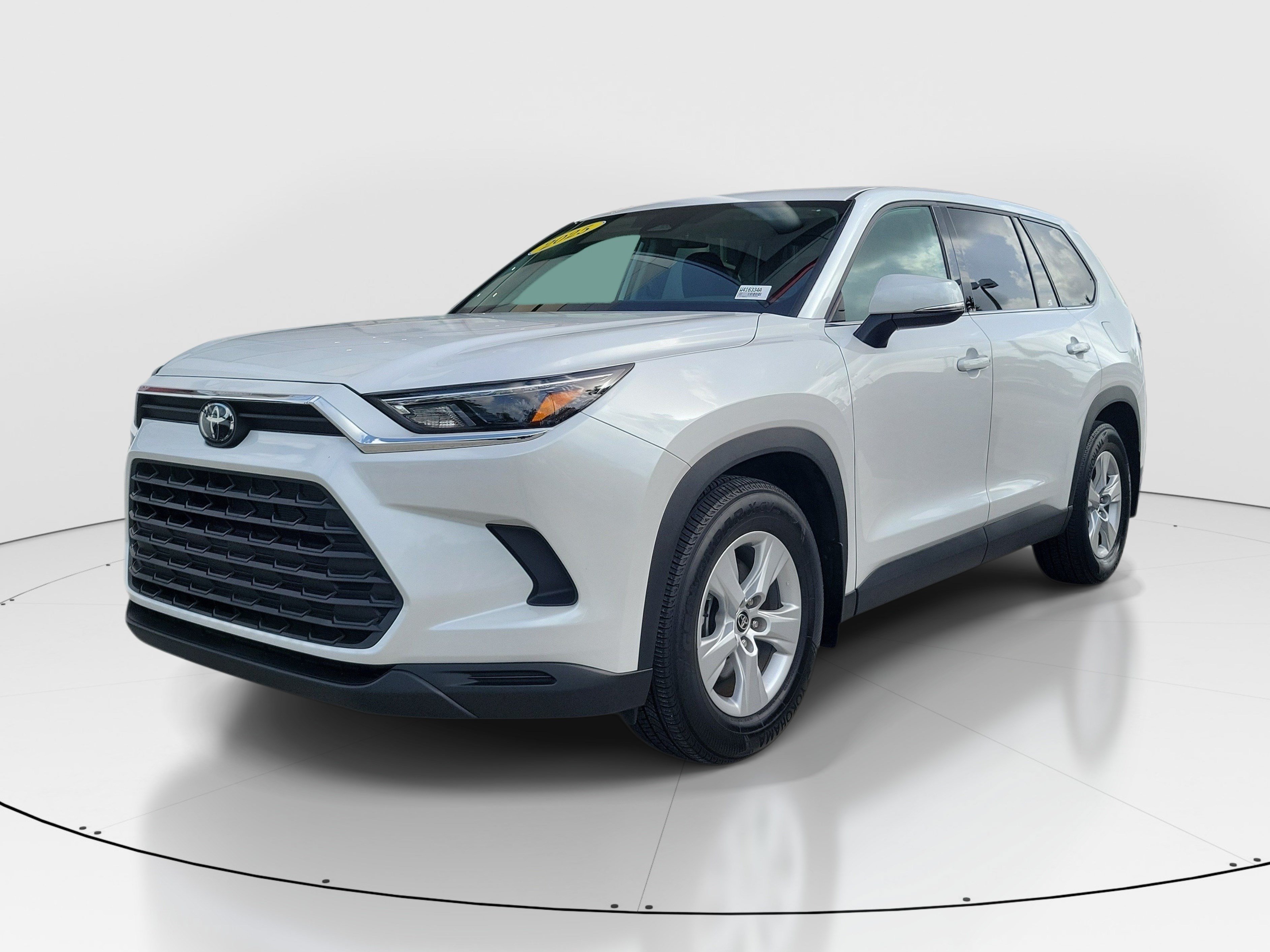Used 2025 Pearl Toyota LE image 3