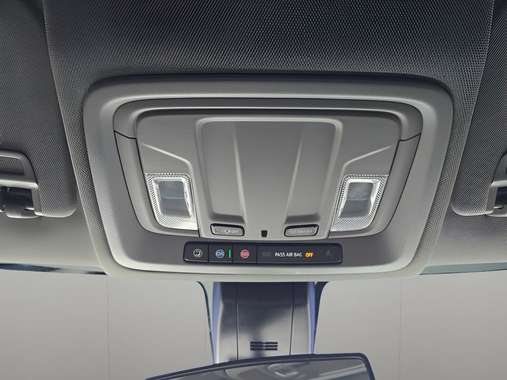 Used 2022 White Chevrolet Custom image 27