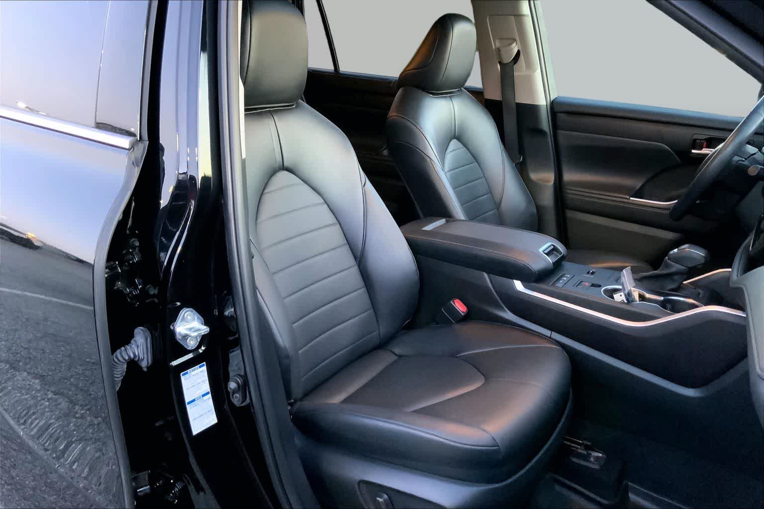 Used 2022 Midnight Black Metallic Toyota Hybrid XLE image 9
