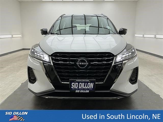 Used 2022 Aspen White Tricoat/Super Black Nissan SR image 2