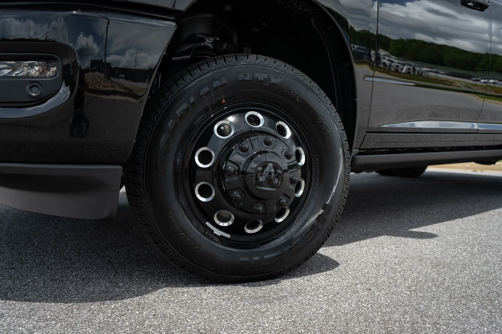 New 2026 Diamond Black Crystal Pearl-Coat Exterior Paint RAM Laramie image 7