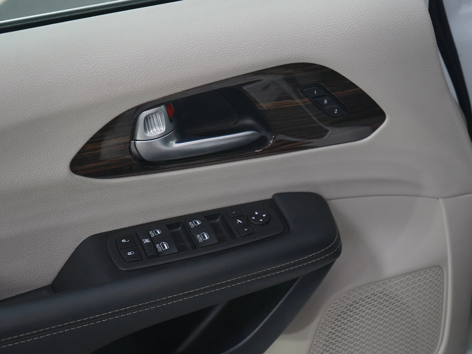 Used 2024 Bright White Clearcoat Chrysler Limited image 23