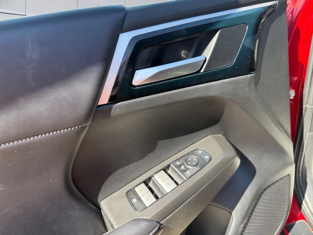 Used 2023  Mitsubishi SE image 7