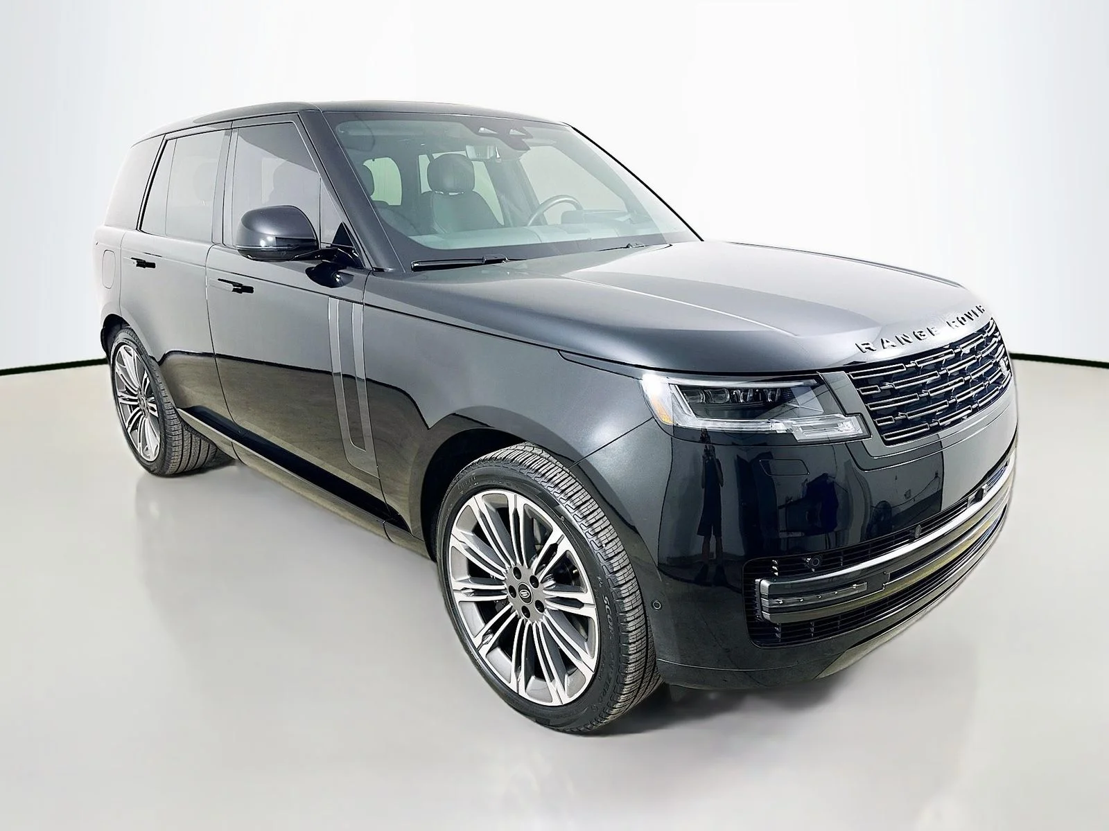 Used 2024  Land Rover  image 3